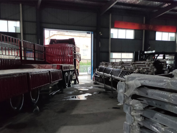 金用護欄2020年7月18日鋅鋼陽臺護欄產品裝車發貨！