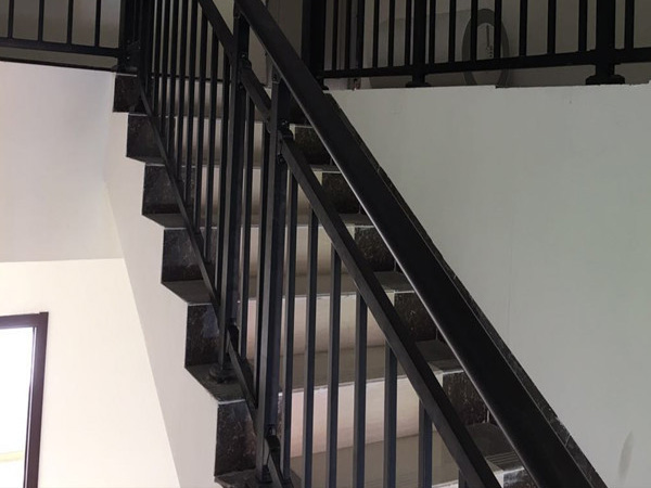 別墅樓梯鋅鋼欄桿圖片