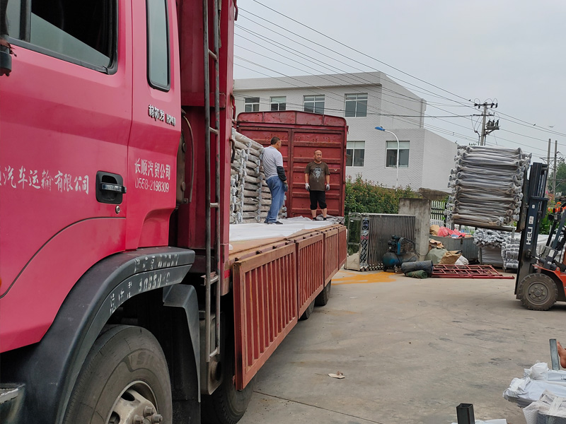 金用護欄2020年7月26日陽臺玻璃護欄裝車發貨! 金用護欄2020年7月26日陽臺玻璃護欄裝車發貨!