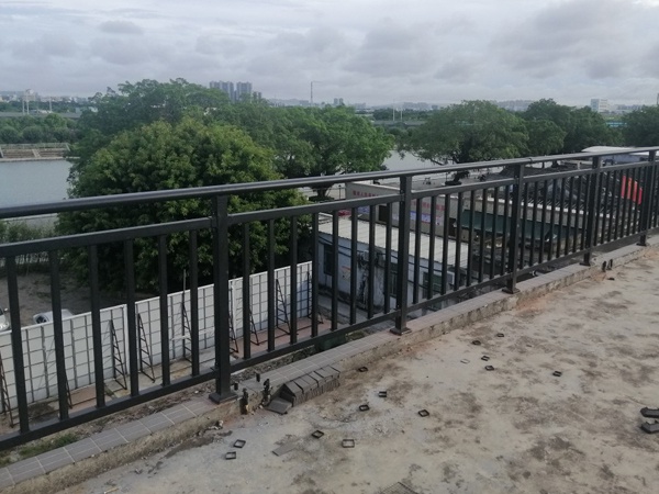 安徽鋅鋼護欄廠家電話多少？