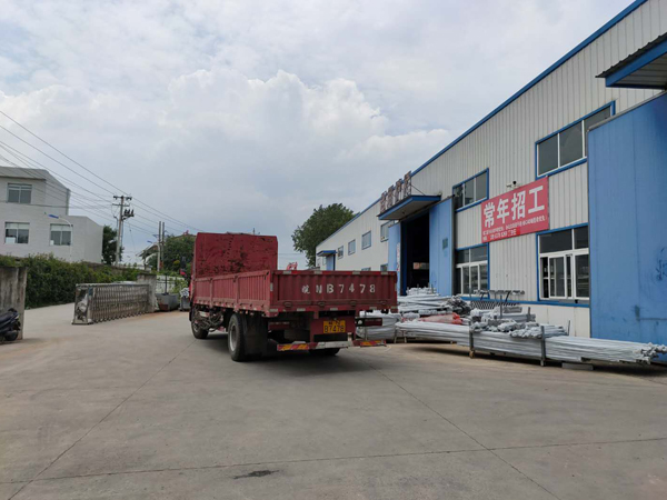 金用護欄2020年8月6日鋅鋼樓梯扶手裝車發貨！