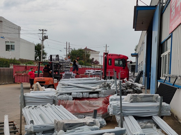 金用護欄2020年8月7日鋅鋼陽臺護欄裝車發貨！