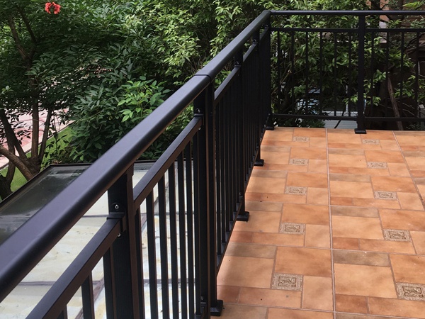 陽臺護(hù)欄承重抗壓荷載規(guī)范要求 陽臺護(hù)欄承重抗壓荷載規(guī)范要求