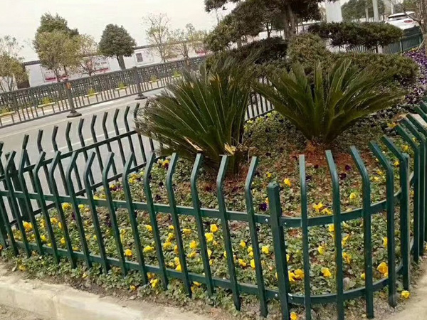 鋅鋼圍欄和鐵藝圍欄哪個(gè)好?看過(guò)這里你就清楚了! 鋅鋼圍欄和鐵藝圍欄哪個(gè)好?看過(guò)這里你就清楚了!