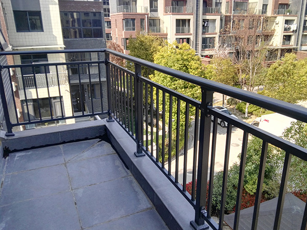 鋅鋼陽臺護欄廠家怎么選，這三點很重要！