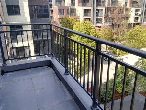 鋅鋼陽臺(tái)護(hù)欄廠家怎么選，這三點(diǎn)很重要！