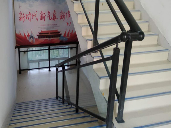 定制建筑工程樓梯扶手，從這兩款中選擇省心又省錢！