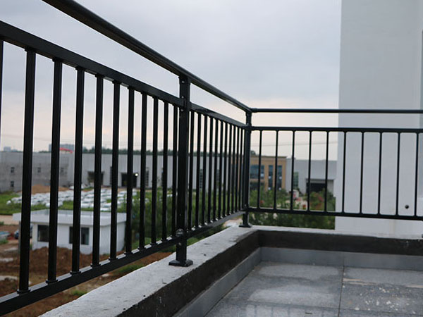 鋅鋼護(hù)欄廠家哪家價格便宜質(zhì)量又好？