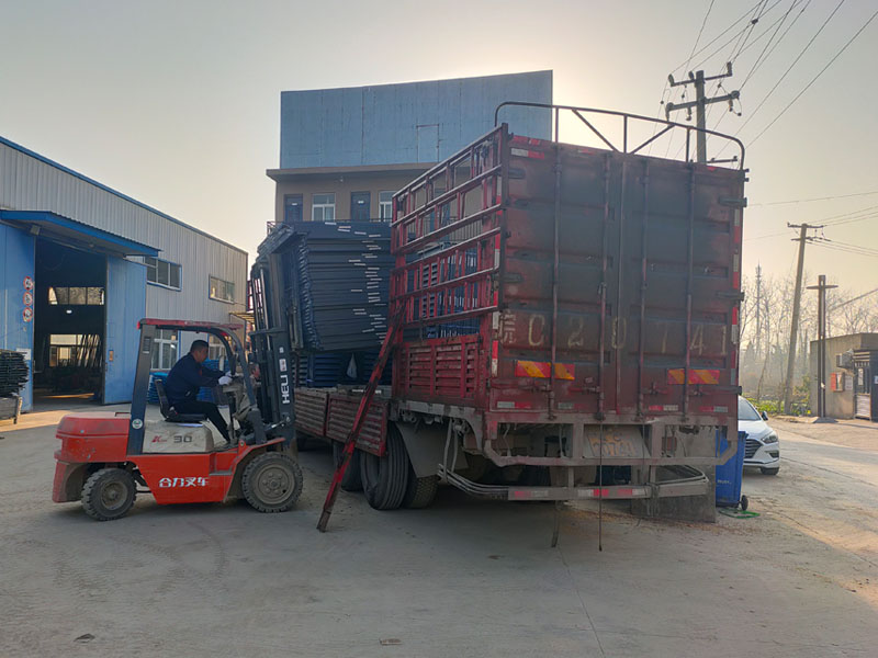 金用護欄2021年12月4日鋅鋼百葉窗裝車發貨！