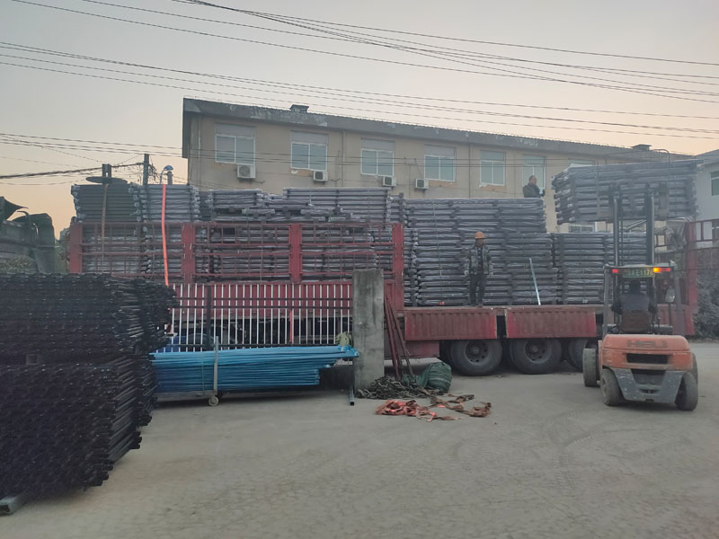金用護欄2021年12月6日鋅鋼陽臺護欄裝車發貨！