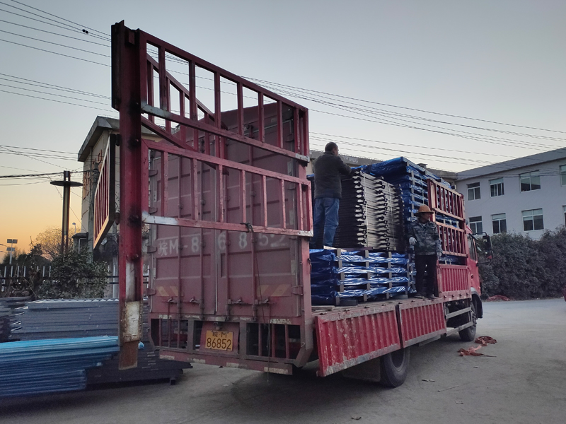 金用護(hù)欄2021年12月13日鋅鋼連廊欄桿裝車發(fā)貨！