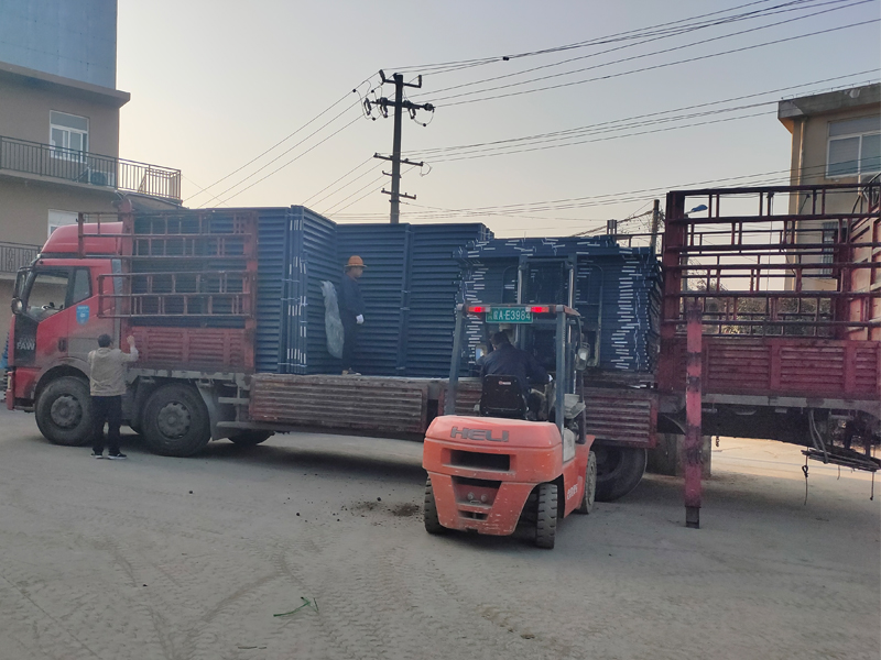 金用護(hù)欄2021年12月14日鋅鋼百葉窗裝車(chē)發(fā)貨！