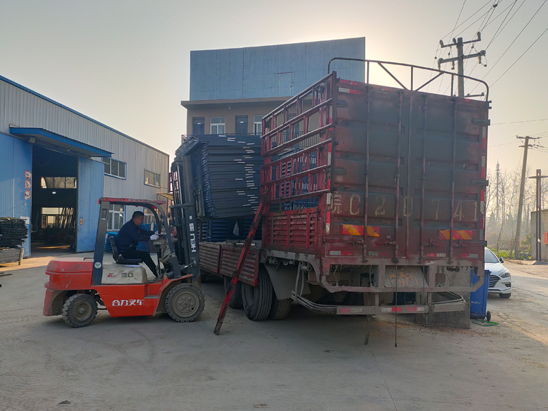 金用護(hù)欄2021年12月14日鋅鋼百葉窗裝車(chē)發(fā)貨！