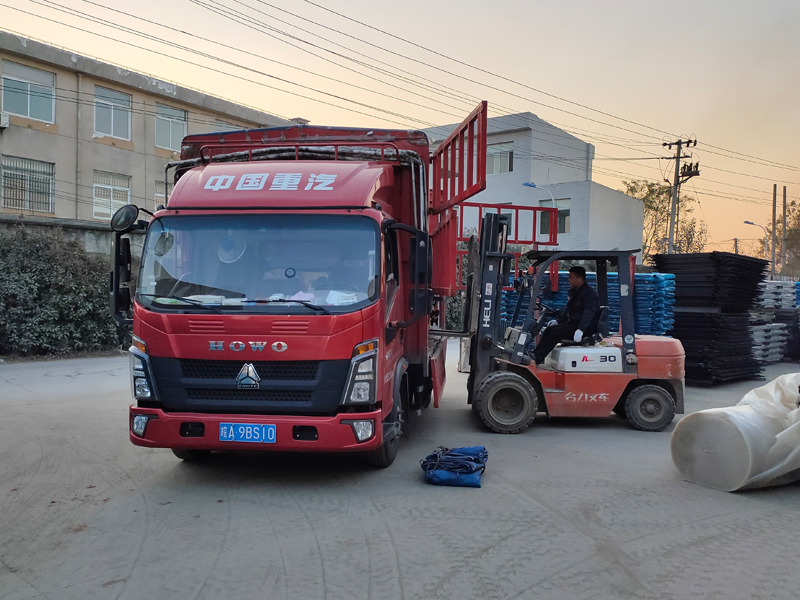 金用護(hù)欄2021年12月16日鋅鋼連廊欄桿裝車發(fā)貨！