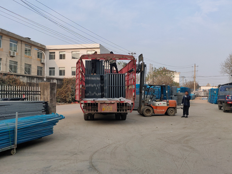 金用護欄2021年12月20日鋅鋼百葉窗裝車發貨！