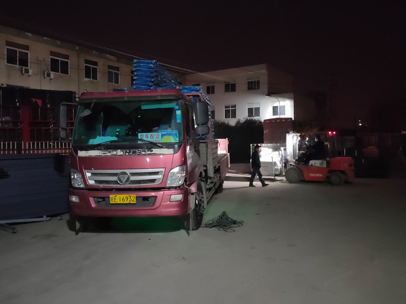 金用護(hù)欄2021年12月27日鋅鋼連廊欄桿裝車發(fā)貨! 金用護(hù)欄2021年12月27日鋅鋼連廊欄桿裝車發(fā)貨!