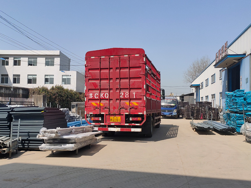 金用護欄2022年3月10日鋅鋼玻璃欄桿裝車發貨！