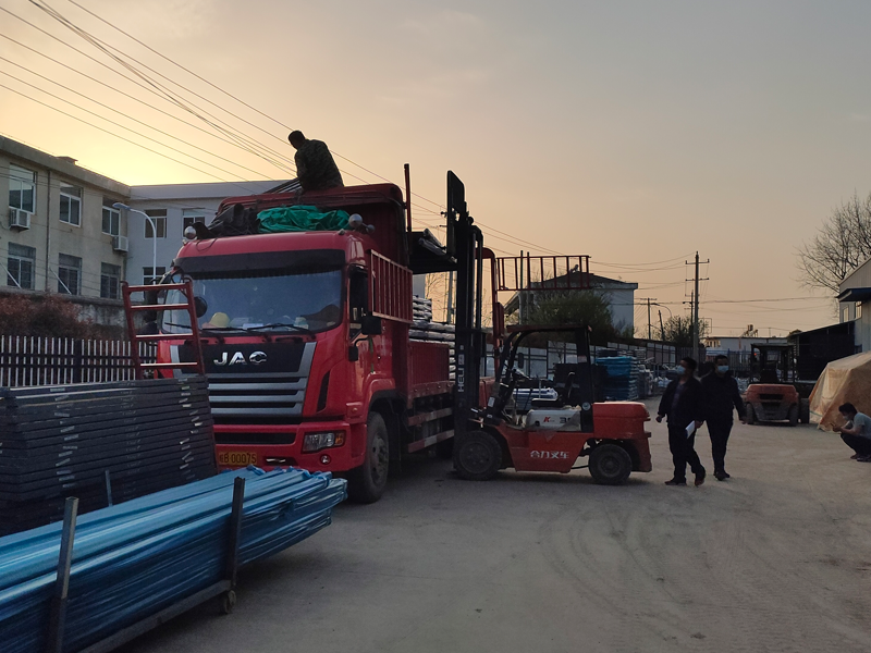 金用護(hù)欄2022年3月31日鋅鋼陽臺護(hù)欄裝車發(fā)貨！