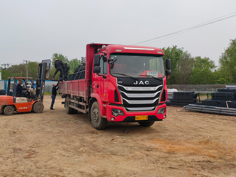 金用護欄2022年4月16日鋅鋼連廊欄桿裝車發貨！