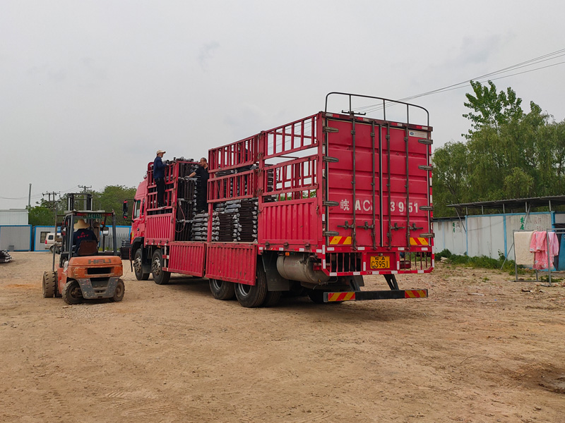 金用護(hù)欄2022年4月24日鋅鋼連廊欄桿裝車發(fā)貨! 金用護(hù)欄2022年4月24日鋅鋼連廊欄桿裝車發(fā)貨!