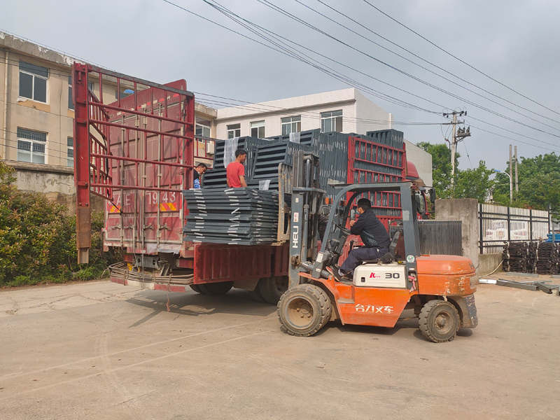 金用護欄2022年4月30日鋅鋼百葉窗裝車發(fā)貨！