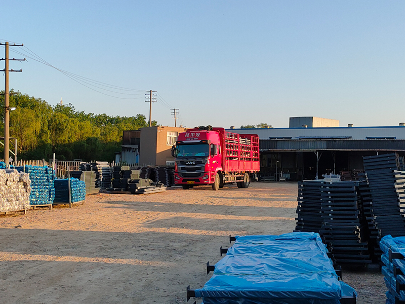 金用護(hù)欄2022年5月11日鋅鋼玻璃欄桿裝車發(fā)貨! 金用護(hù)欄2022年5月11日鋅鋼玻璃欄桿裝車發(fā)貨!