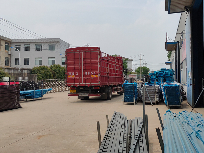 金用護(hù)欄2022年5月12日鋅鋼百葉窗裝車發(fā)貨! 金用護(hù)欄2022年5月12日鋅鋼百葉窗裝車發(fā)貨!