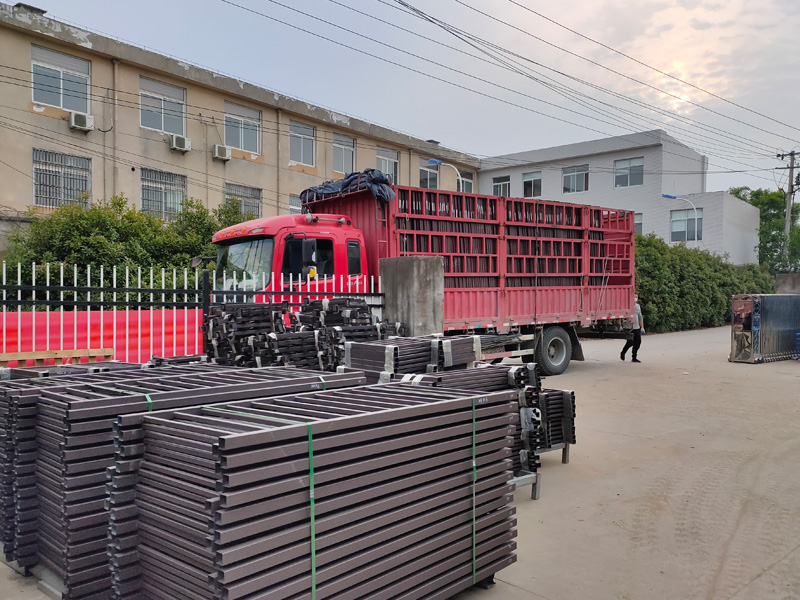 金用護(hù)欄2022年5月24日鋅鋼百葉窗裝車發(fā)貨！