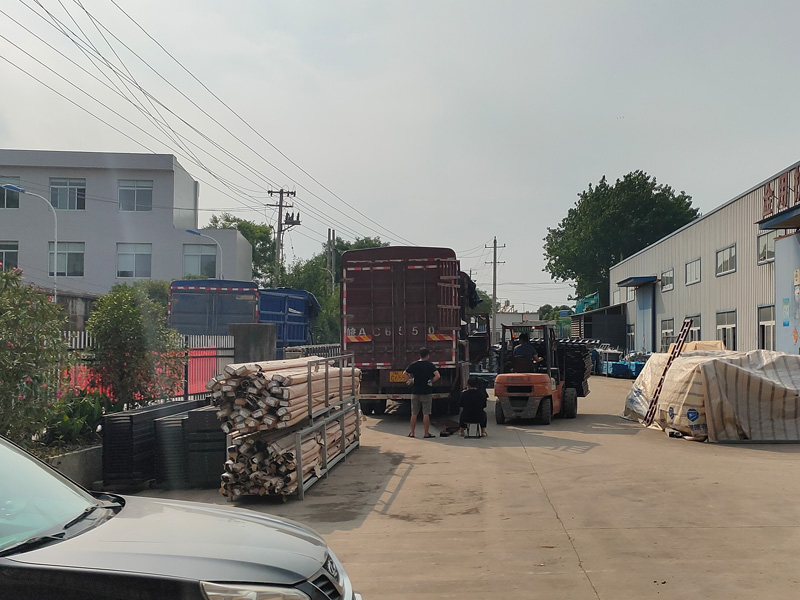 金用護欄2022年6月18日鋅鋼百葉窗裝車發貨！