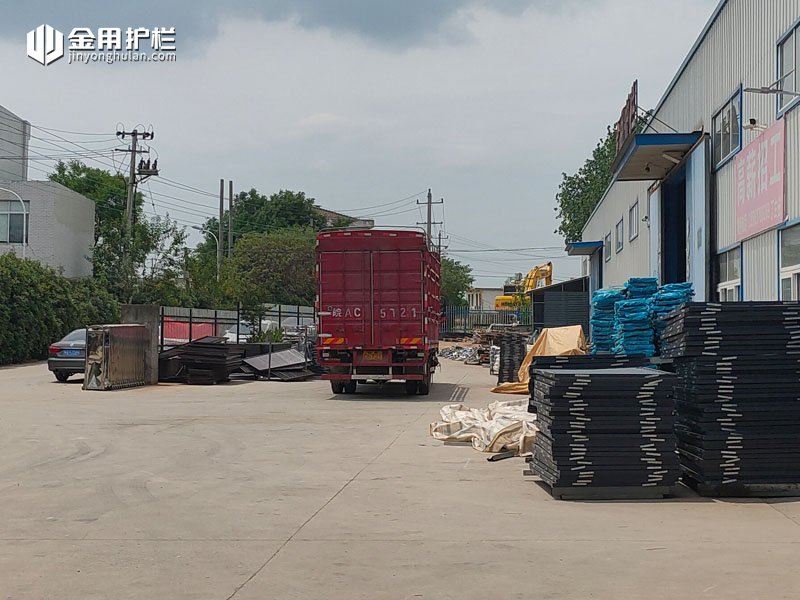 金用護欄2022年6月23日鋅鋼百葉窗裝車發(fā)貨! 金用護欄2022年6月23日鋅鋼百葉窗裝車發(fā)貨!