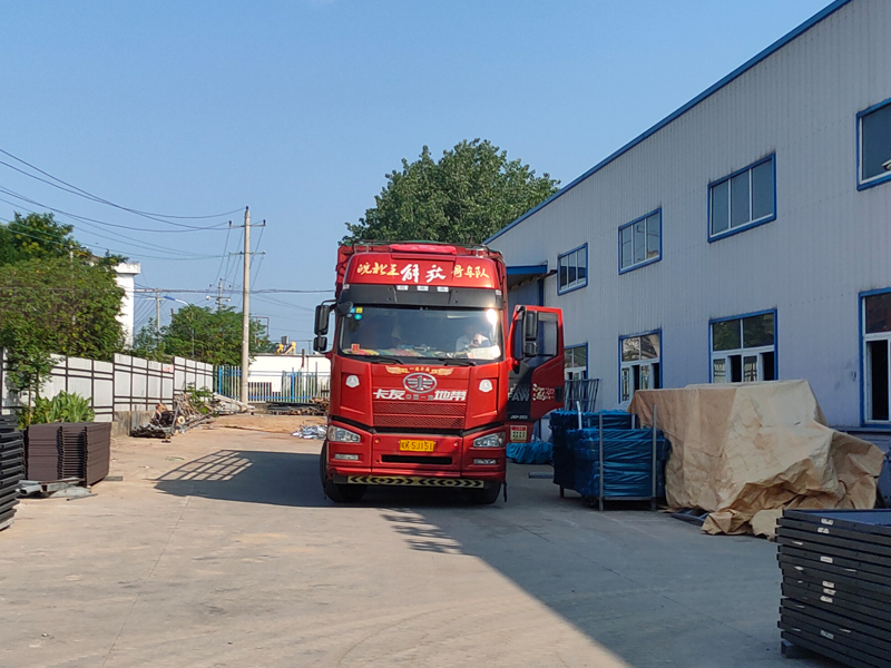 金用護欄2022年7月4日鋅鋼百葉窗裝車發貨！