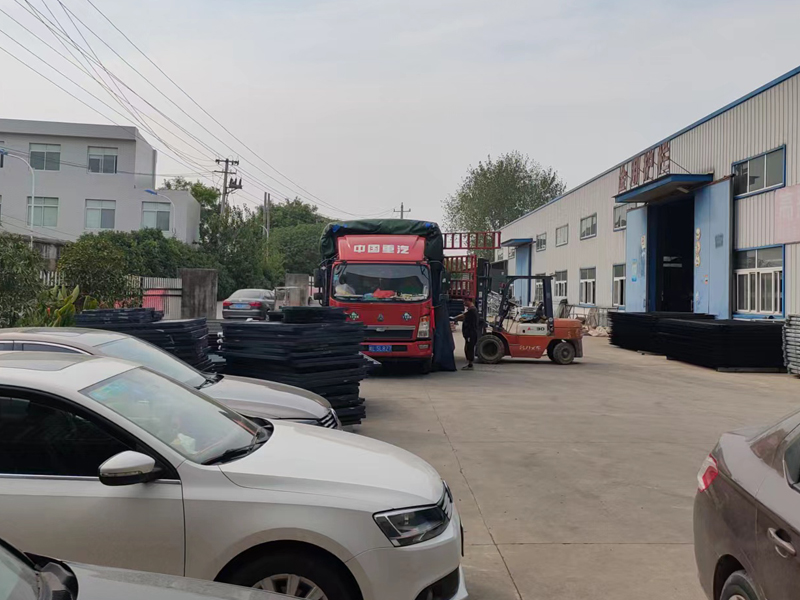 金用護欄2022年8月20日鋅鋼百葉窗裝車發貨！