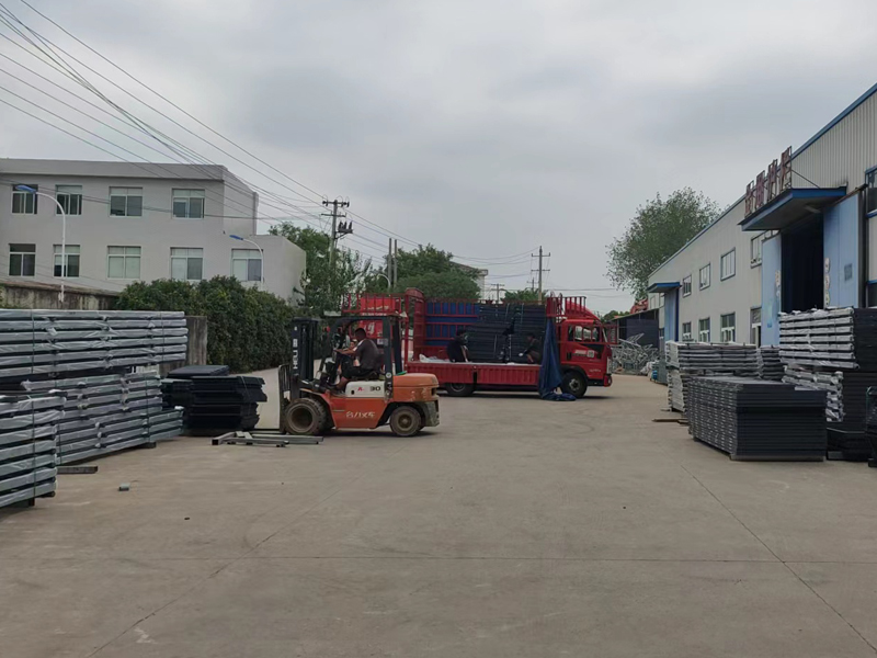 金用護(hù)欄2022年8月25日鋁合金百葉窗裝車發(fā)貨！