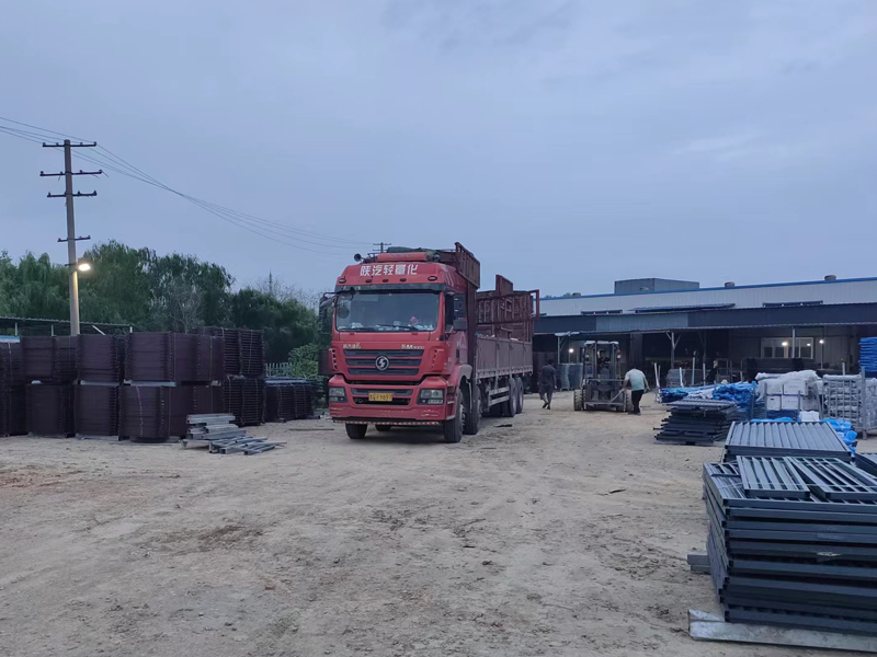 金用護欄2022年9月7日鋅鋼組裝護欄裝車發貨！