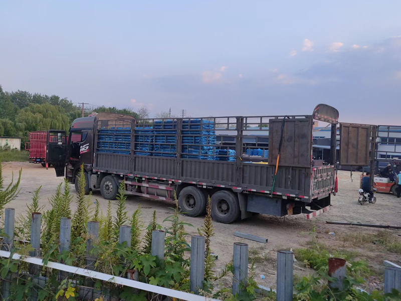 金用護欄2022年9月19日鋅鋼連廊護欄裝車發(fā)貨！