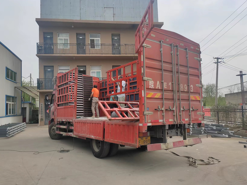 金用護(hù)欄2022年9月27日鋅鋼百葉窗裝車發(fā)貨！