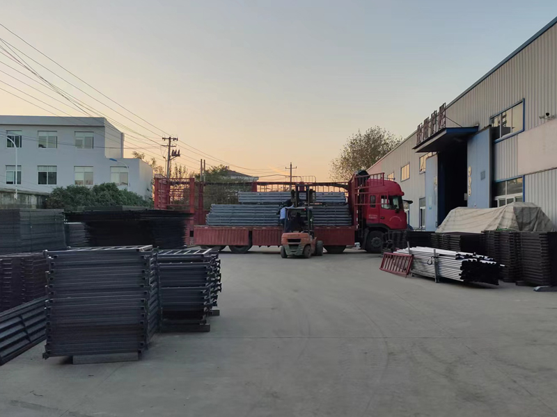 金用護欄2022年10月24日鋅鋼玻璃欄桿裝車發(fā)貨！