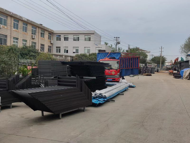 金用護(hù)欄2022年10月28日鋅鋼護(hù)窗欄桿裝車發(fā)貨！