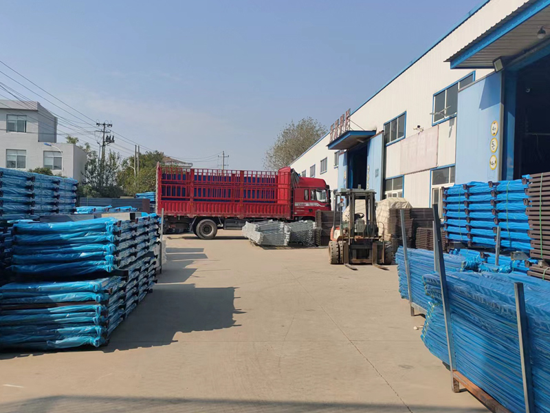 金用護欄2022年11月15日鋅鋼陽臺護欄裝車發(fā)貨！