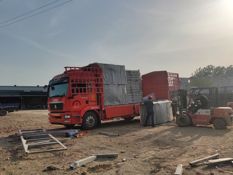 金用護欄2023年4月17日鋅鋼陽臺護窗欄桿裝車發(fā)貨！