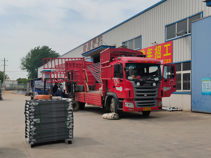 金用護(hù)欄2023年5月13日鋅鋼百葉窗裝車發(fā)貨！