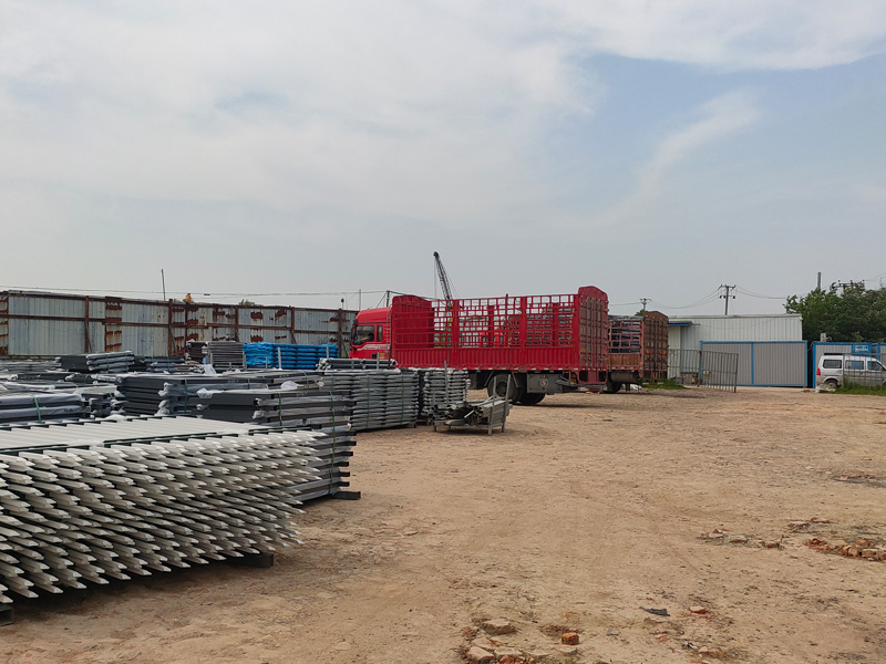 金用護(hù)欄2023年5月15日鋅鋼陽臺欄桿裝車發(fā)貨！