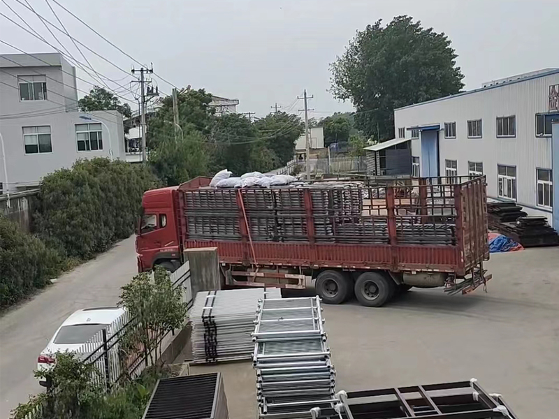 金用護(hù)欄2023年5月17日鋅鋼飄窗欄桿裝車發(fā)貨！