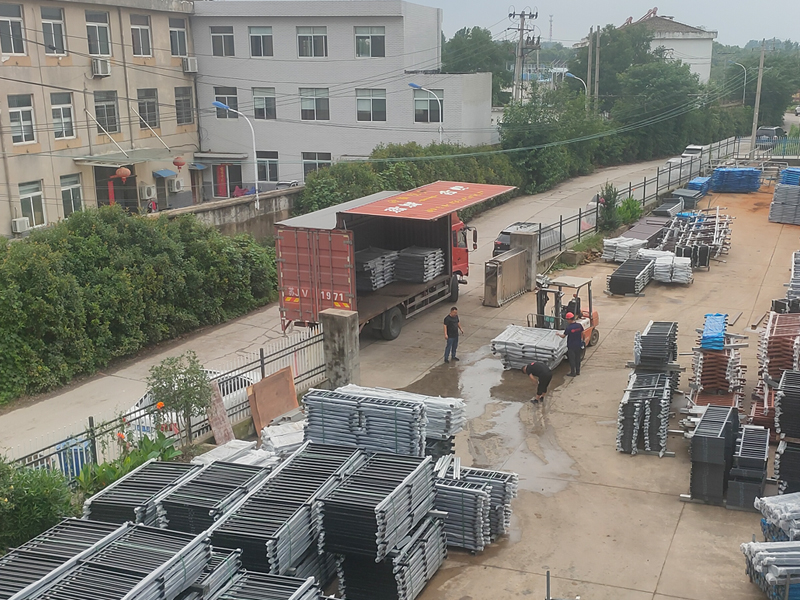 2023年6月25日鋅鋼陽臺欄桿裝車發(fā)貨！