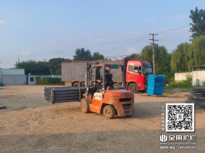 2023年8月11日鋅鋼連廊欄桿裝車(chē)發(fā)貨! 2023年8月11日鋅鋼連廊欄桿裝車(chē)發(fā)貨!