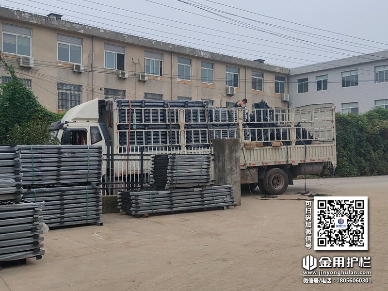 2023年10月9日鋅鋼陽臺護(hù)欄裝車發(fā)貨！