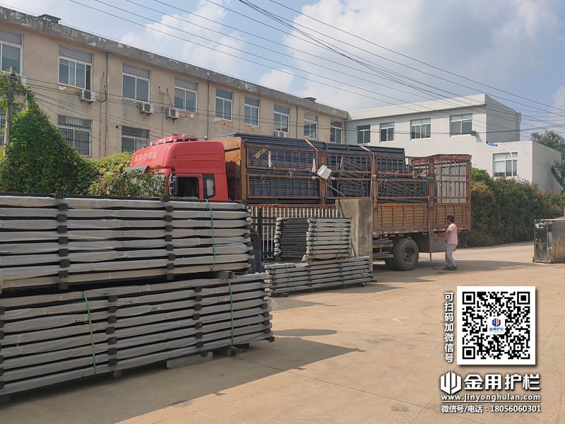 2023年10月12日鋅鋼百葉窗裝車發(fā)貨！