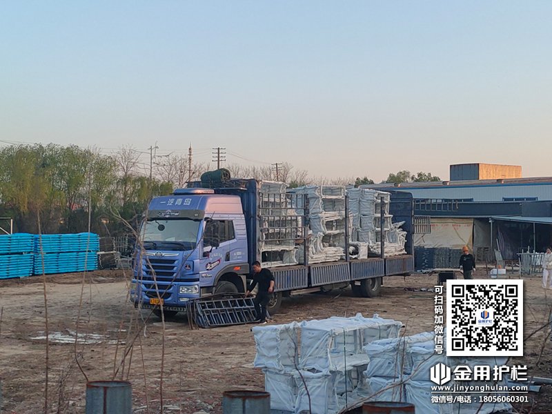 2024年4月3日鋅鋼空調護欄裝車發貨! 2024年4月3日鋅鋼空調護欄裝車發貨!