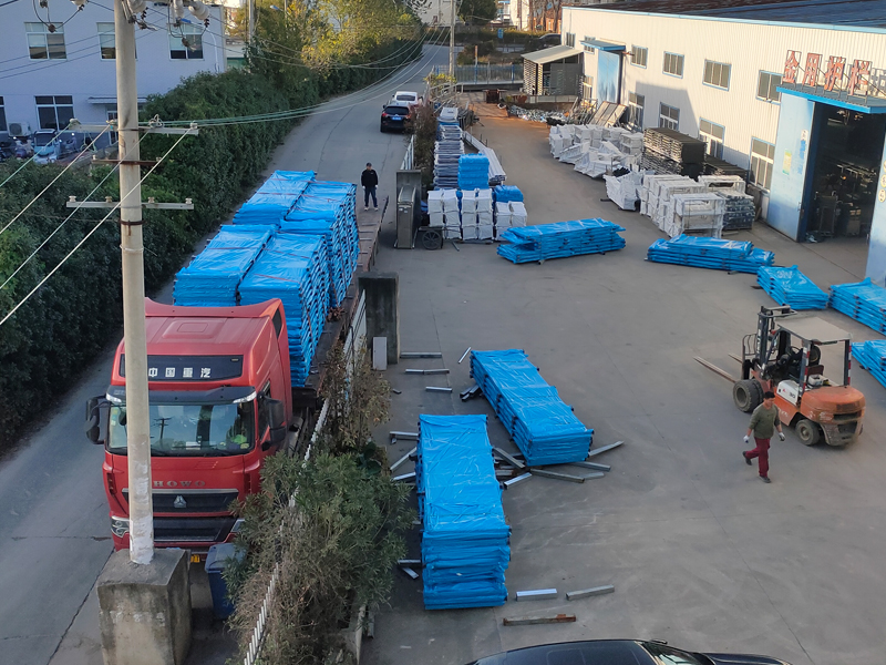 2024年11月28日鋅鋼陽臺(tái)護(hù)欄裝車發(fā)貨！