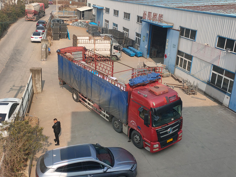 2025年2月28日鋅鋼組裝護欄裝車發貨！